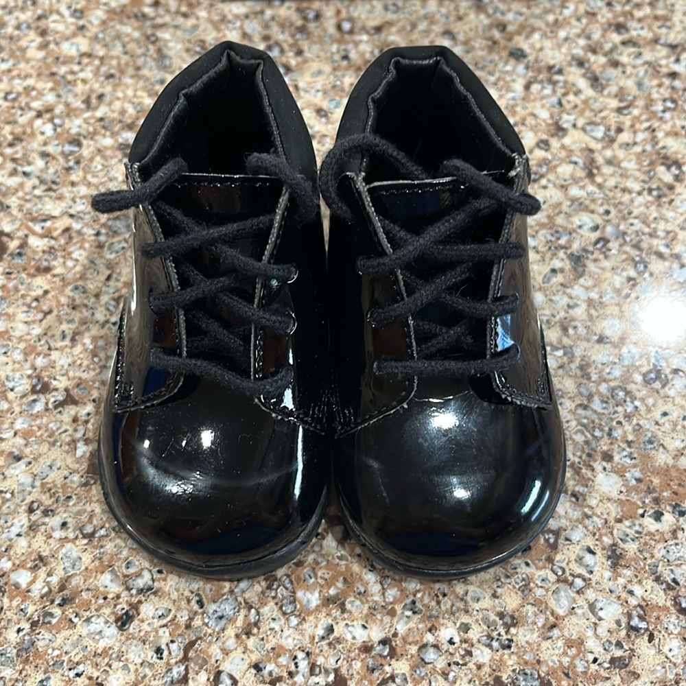 Stride rite Pre-walker hiker in black patent leather size 1